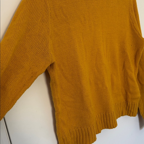 ⭐️ 3 for $20 - Bundle and save!!⭐️
H&M Golden Knit Sweater - Picture 2 of 6